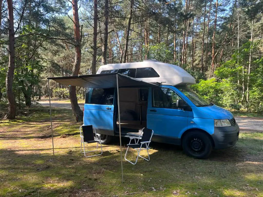 VW T5 na kempingu