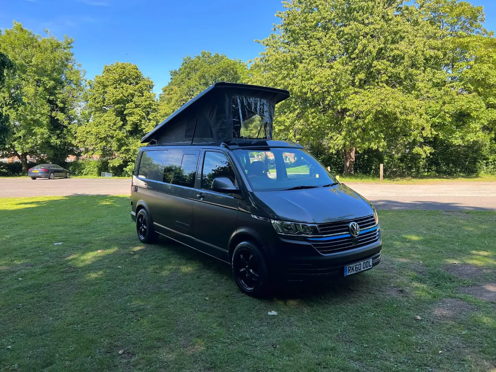 VW T6 z dachem typu pop-up w lesie